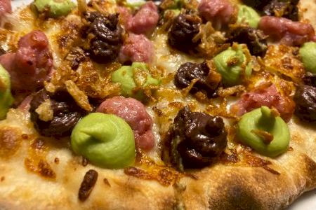 Foc i flama, una pizza en homenatge a les Falles de València i que rendix tribut a l'esmorzar