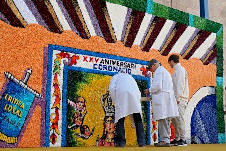 El tapiz de las Fallas de Burriana ya luce en la plaza Mayor