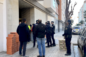 L'Ajuntament de Manises actua en un edifici ocupat per una alarma de salut pública