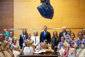 La Diputació de València i les Falleres Majors de València donen la benvinguda a unes Falles de traca - (foto 4)