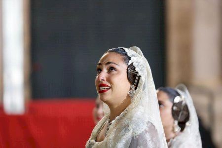 Una valenciana recorre 7.000 quilòmetres per a retrobar-se amb la Mare de Déu en l'Ofrena Una valenciana recorre 7.000 quilòmetres per a retrobar-se amb la Mare de Déu en l'Ofrena