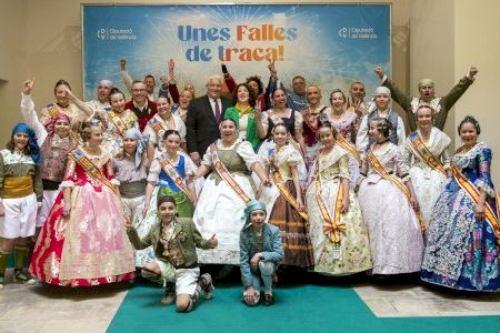 La Diputació de València completa la seua Recepció fallera reunint en la plaça Manises a les comissions de la província La Diputació de València completa la seua Recepció fallera reunint en la plaça Manises a les comissions de la província