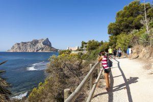 La senda voramar Calalga de Calp revalida por tercer año el distintivo Sendero Azul