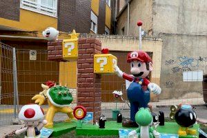 Roben dos ninots de la falla infantil Els Llimeres de la Vall d'Uixó