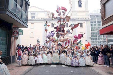 Les Reines Falleres de Burriana 2024 visiten els monuments fallers