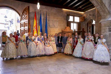 Carlos Mazón recibe a los representantes de las Fallas de la Sección Especial de València