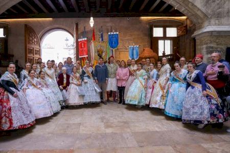 GALERÍA  | Carlos Mazón recibe a representantes de Fallas de València