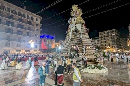 Peticions contra un doble càncer o la il·lusió de desfilar per primera vegada: Els testimonis que deixa l'Ofrena de Falles