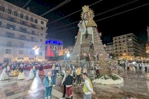Peticions contra un doble càncer o la il·lusió de desfilar per primera vegada: Els testimonis que deixa l'Ofrena de Falles