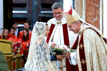 Marina García, Fallera Major Infantil de València, posa el fermall d'or a l'Ofrena