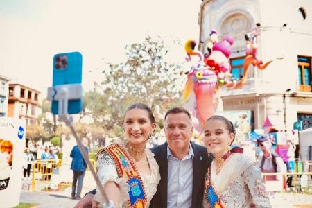 Les Reines Falleres de Borriana tiren de pal selfie per a immortalitzar la seua visita oficial als monuments