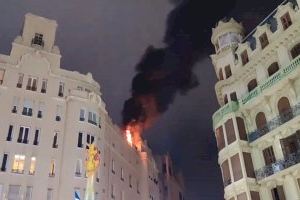 VIDEO | Incendio en plenas Fallas de Valencia: grandes llamas en la azotea de un edificio céntrico