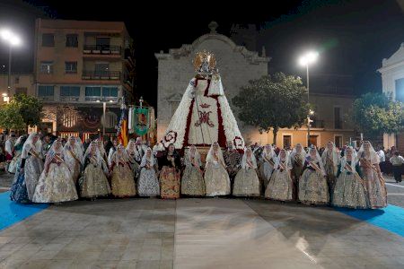 Paterna celebra una multitudinaria y emotiva ofrenda en honor a la Geperudeta con el desfile de las dieciocho fallas de la ciudad Paterna celebra una multitudinaria y emotiva ofrenda en honor a la Geperudeta con el desfile de las dieciocho fallas de la ciudad