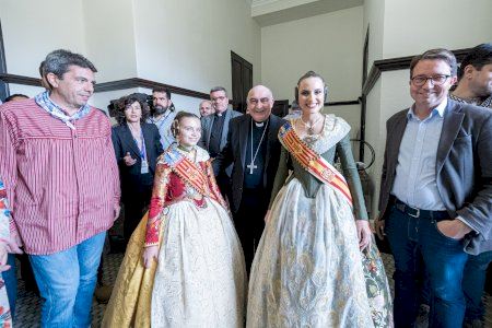 El Arzobispo de Valencia asiste a la mascletà y visita varias fallas