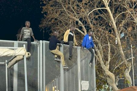 Dos coloms, una branca d'olivera i quatre migrants en la tanca: el dissenyador de la Falla Municipal de València demana disculpes