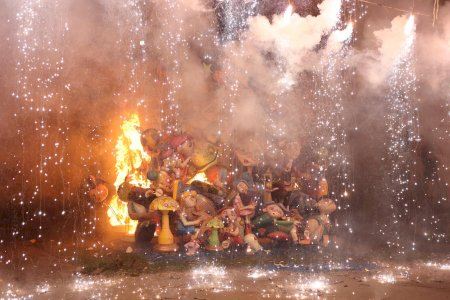 La Nit de la Cremà devora els monuments fallers de Borriana