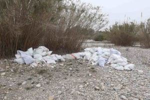 Els enderrocs s'acumulen en la desembocadura del riu Millars després de la denúncia d'un nou abocament