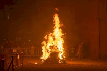 Con la cremà de la falla se puso el broche final a las Fiestas de San José de l’Alfàs Con la cremà de la falla se puso el broche final a las Fiestas de San José de l’Alfàs