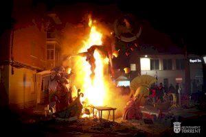 El fuego de la cremà pone el broche final a las Fallas 2024 de Torrent