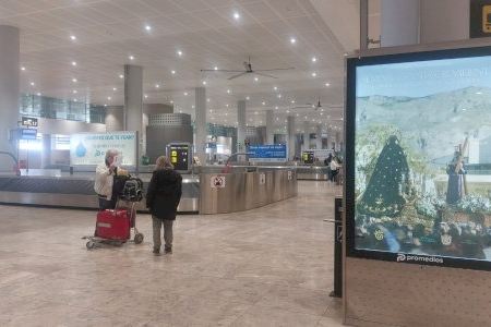 Turismo promociona por primera vez la Semana Santa de Crevillent en el Aeropuerto Alicante-Elche con la colocación de dos mupis
