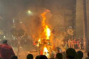 'Germanor' y solidaridad: una falla de Torrent realiza su Cremà gracias a la donación de ninots tras el plantón del artista - (foto 2)