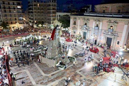 Una Ofrena de rècord: més de 110.000 fallers, falleres i músics desfilen enfront de la Mare de Déu