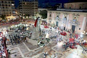 Una Ofrena de rècord: més de 110.000 fallers, falleres i músics desfilen enfront de la Mare de Déu