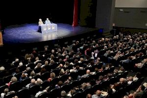 Leonardo Padura llena el auditorio de El Campello y agradece el interés de los lectores de todo el mundo por su creación literaria