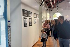 La teniente de alcalde del Grao asiste a la inauguración de la exposición fotográfica sobre la visita de la Mare de Déu del Lledó
