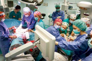Operación pionera en La Fe de Valencia: extraen un tumor a un bebé en la semana 28 de gestación