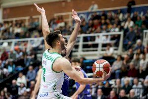 Dos tiros libres de Eric Stutz dan la victoria al Amics Castelló en Oviedo para dar un paso adelante en la permanencia