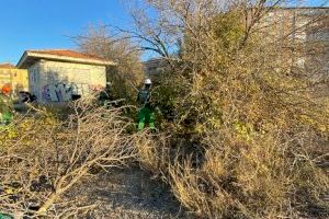 El Ayuntamiento de Villena limpia y adecua la zona de aparcamiento para turismos y grandes camiones en el solar de ADIF