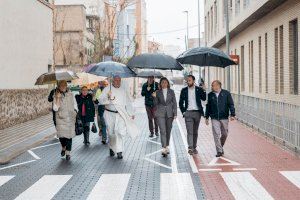 Carrasco visita las obras de remodelación, peatonalización y embellecimiento de la plaza frente a la parroquia de San José Obrero