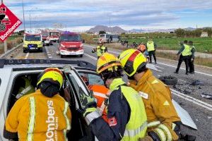 Susto en Almoradí: chocan frontalmente un coche y un autobús lleno de pasajeros