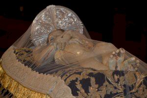 El silencio por la muerte de Cristo toma Castellón con la procesión del Santo Entierro