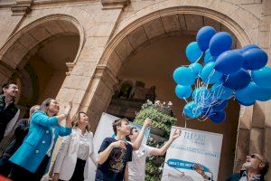 L'alcaldessa se suma al Dia Mundial de l'Autisme amb la lectura del manifest i la solta de globus de color blau en la plaça Major - (foto 2) L'alcaldessa se suma al Dia Mundial de l'Autisme amb la lectura del manifest i la solta de globus de color blau en la plaça Major - (foto 2)