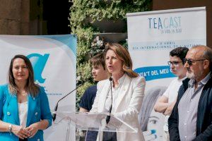 L'alcaldessa se suma al Dia Mundial de l'Autisme amb la lectura del manifest i la solta de globus de color blau en la plaça Major - (foto 4) L'alcaldessa se suma al Dia Mundial de l'Autisme amb la lectura del manifest i la solta de globus de color blau en la plaça Major - (foto 4)