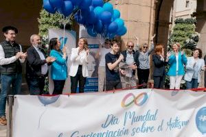 L'alcaldessa se suma al Dia Mundial de l'Autisme amb la lectura del manifest i la solta de globus de color blau en la plaça Major - (foto 5) L'alcaldessa se suma al Dia Mundial de l'Autisme amb la lectura del manifest i la solta de globus de color blau en la plaça Major - (foto 5)
