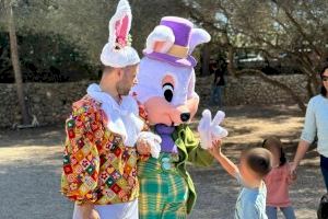 Un centenar de xiquets gaudeixen del taller de Pasqua