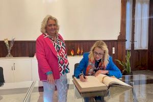 La embajadora de la Republica Federal de Alemania en España visita el Ayuntamiento de València