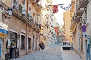 Una treintena de tapices florales engalanan el paso de La Peregrina por el Casco Antiguo y el caserío de Santa Faz