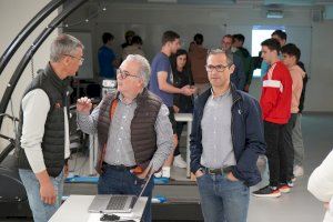 El regidor d’Educació dóna la benvinguda a l’alumnat participant en el Dia de la Biomecànica del Campus d’Ontinyent