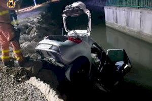 Dos coches se estrellan en Cullera y uno acaba en una acequia