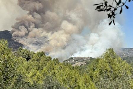 VIDEO | Alerta ante el gran incendio declarado entre Tàrbena y Xaló