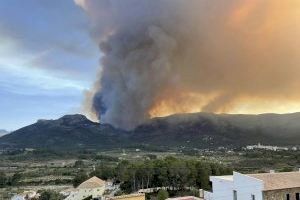 L'incendi de Tàrbena devora centenars d'hectàrees: talls de carreteres i habitatges desallotjats - (foto 2) L'incendi de Tàrbena devora centenars d'hectàrees: talls de carreteres i habitatges desallotjats - (foto 2)