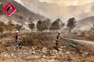 L'incendi de Tàrbena devora centenars d'hectàrees: talls de carreteres i habitatges desallotjats - (foto 6) L'incendi de Tàrbena devora centenars d'hectàrees: talls de carreteres i habitatges desallotjats - (foto 6)