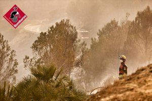 L'incendi de Tàrbena devora centenars d'hectàrees: talls de carreteres i habitatges desallotjats - (foto 8) L'incendi de Tàrbena devora centenars d'hectàrees: talls de carreteres i habitatges desallotjats - (foto 8)