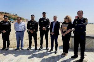 El alcalde de Orihuela homenajea a los dos agentes de la Policía Local que salvaron la vida a cuatro bañistas