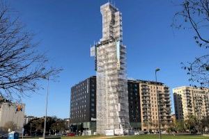 Concluye el montaje del andamio para la restauración de El Parotet, la obra de Miquel Navarro en la plaza de Europa