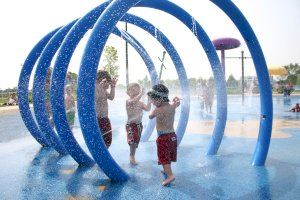 Nace un nuevo parque acuático en mitad de un pueblo valenciano: 250 m² de juegos para refrescarse en verano en plena calle